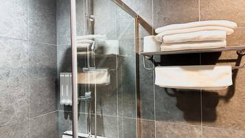 Shower, rainfall showerhead, free toiletries, hair dryer