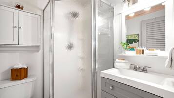 Condo (2 Bedrooms) | Banheiro | Chuveiro, produtos de toalete de grife