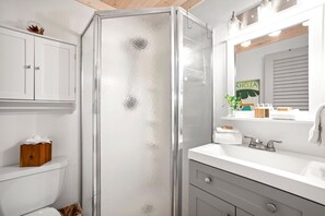 Condo (2 Bedrooms) | Baño | Regadera y amenidades de baño de diseñador 