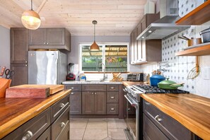 Ovn, oppvaskmaskin, kaffetrakter/tekoker og hurtigmikser