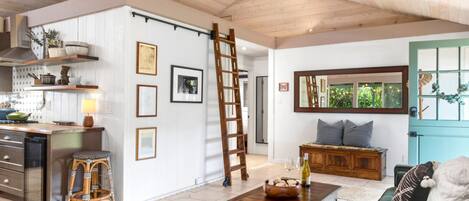 Condo (2 Bedrooms) | Front of property