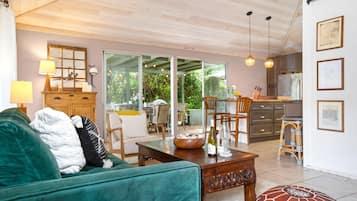 Condo (2 Bedrooms) | Sala de estar | TV de tela plana