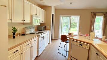 House, 3 Bedrooms | Private kitchen | Coffee/tea maker