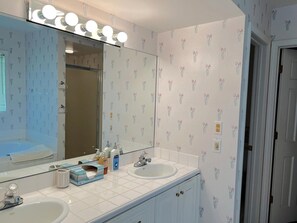 House, 3 Bedrooms | Bathroom