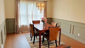 House, 3 Bedrooms | Dining