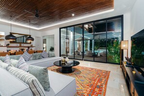Villa, 4 habitaciones, alberca privada | Área de sala de estar | Televisión de 50 pulgadas con canales digitales 