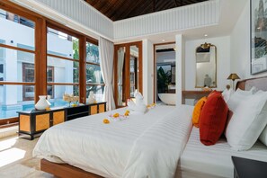 Vila, 4 quartos, piscina particular | 4 quartos, roupas de cama premium, escrivaninha