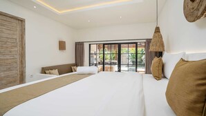 Een moderne hotelkamer met een groot bed, een houten accentmuur, uitzicht op de omgeving en een hanglamp.