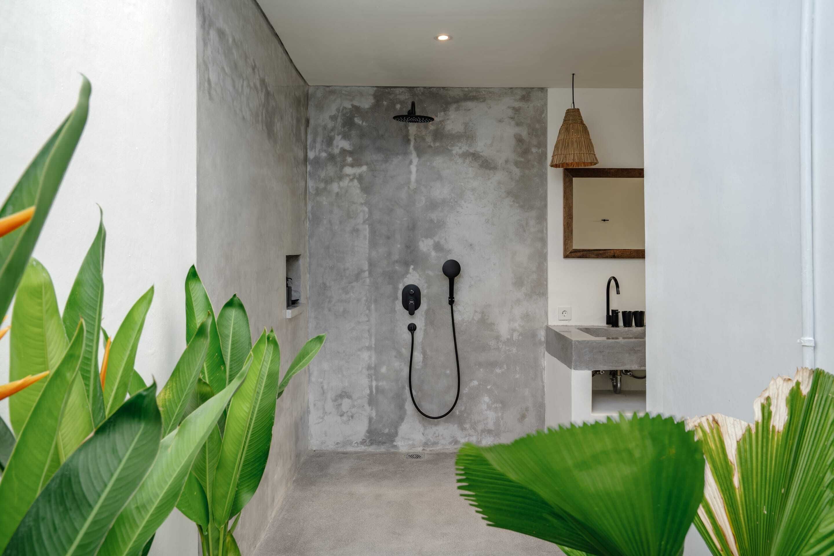 Eenvoudige villa, meerdere bedden | Badkamer | Een douche, gratis toiletartikelen, een haardroger, een bidet