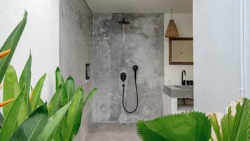 Eenvoudige villa, meerdere bedden | Badkamer | Een douche, gratis toiletartikelen, een haardroger, een bidet