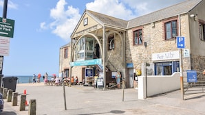 Edifici amb un cartell que anuncia el 'Chatham Heritage Coast Centre' i un restaurant anomenat 'Sea Lily'.