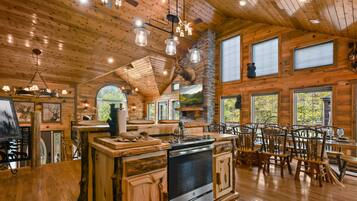 Cabin, 4 Bedrooms | Private kitchen | Fridge, oven, coffee/tea maker, toaster