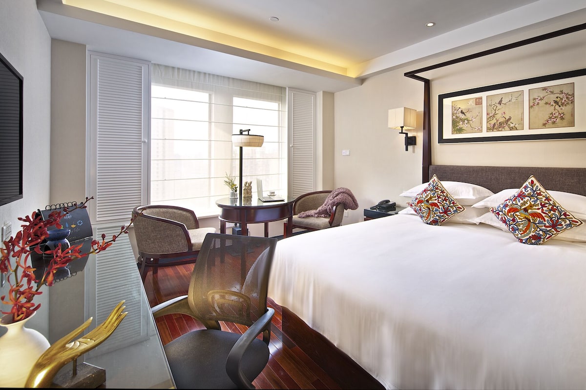 Deluxe King room | 1 bedroom, free minibar, desk, laptop workspace
