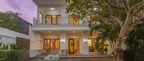 Villa básica, varias camas | Piscina | Una piscina al aire libre