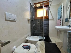 Apartment, 1 Schlafzimmer, Balkon, Gartenblick | Badezimmer