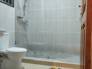 House, Multiple Beds | Bathroom | Shower, towels - Simple Welcoming 4-bed House in North Legon Ext (North Legon)