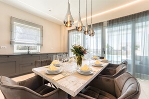 Biệt thự, 3 phòng ngủ, phù hợp cho người khuyết tật, hồ bơi riêng | Khu ăn uống