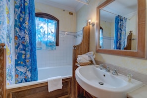 Bathroom - Charming Sea Villas Es Sleeps 6 With Private Pool Extra bed Possible (Stintino)