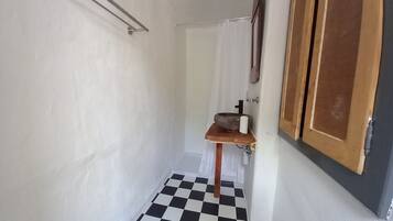 Chambre, 1 chambre, balcon, vue jardin | Douche de la salle de bain