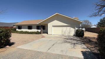 House, 3 Bedrooms | Exterior