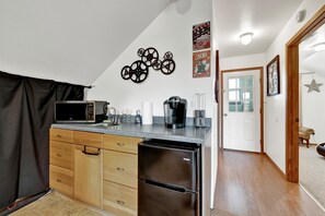 Private kitchen - Cozy Cottage Beautiful Views Minutes to Dntwn! (Fredericksburg)