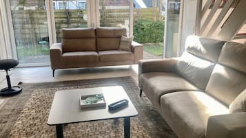 Bungalow, 4 Bedrooms, Patio, Garden View | Living room