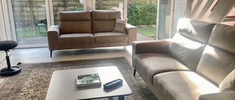 Bungalow, 4 slaapkamers, patio, uitzicht op tuin | Woonruimte