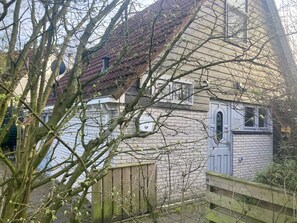 Bungalow - 3 sovrum - uteplats - utsikt mot trädgården | Boendets ingång