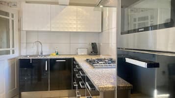 Bungalow, 4 Bedrooms, Patio, Garden View | Interior