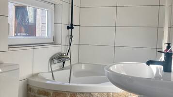 Bungalow, 3 Bedrooms, Patio, Garden View | Bathroom