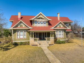 Exterior - Beautiful and Unique Home With Fireplace and Pool! (Comfort)