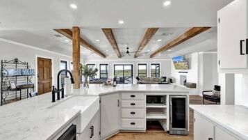 Maison, plusieurs lits, accès piscine (1148 Balcones Drive) | Intérieur