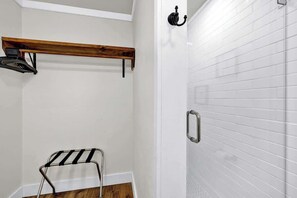 House, Multiple Beds, Pool Access (1148 Balcones Drive) | Interior