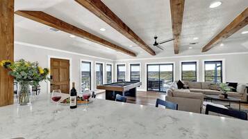 Talo, useita sÀnkyjÀ, pÀÀsy uima-altaalle (1148 Balcones Drive) | SisÀtilat