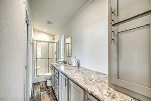 Hus, 1 kingsize-seng, terrasse (#14 3567 US 290 E) | Bad | Håndklær