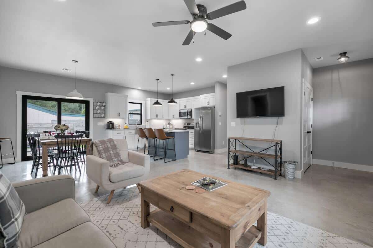 Casa, várias camas, varanda, vista para a cidade (403 N Cherry) | Área de estar