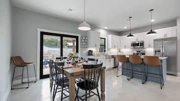 Hus - flere senge - terrasse - byudsigt (403 N Cherry) | Spiseområde