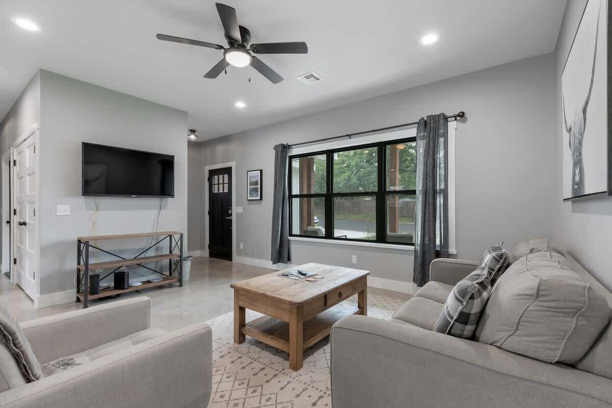 ハウス ベッド (複数台) パティオ シティビュー (403 N Cherry) | リビング エリア