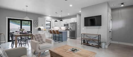 Casa, varias camas, patio, vista a la ciudad (403 N Cherry) | Área de sala de estar