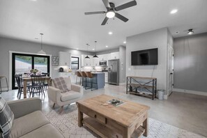 Casa, varias camas, patio, vista a la ciudad (403 N Cherry) | Área de sala de estar
