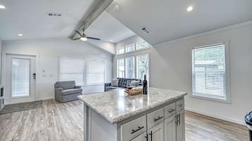 Casa, várias camas, varanda (#17 3567 US 290 E) | Parte interna