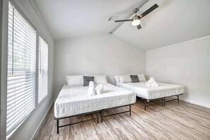 独立别墅, 多张床, 露台 (#17 3567 US 290 E) | 1 多间卧室、特色装修、特色家居、床单