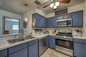 獨棟房屋, 多張床, 庭院 (811 Lloyd Dr) | 私人廚房 | 電冰箱、微波爐、烤箱、爐台