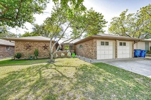 Exterior - Kerrville Hidden Gem With Firepit and Grill - Great Location (Kerrville)