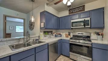 Rumah, Beberapa Tempat Tidur, patio (811 Lloyd Dr) | Dapur pribadi | Mesin pembuat kopi/teh