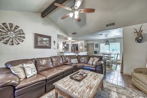 Maison, Plusieurs lits, patio (811 Lloyd Dr) | Aire de séjour | Foyer