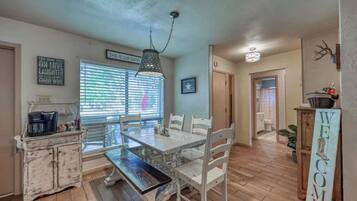 House, Multiple Beds, Patio (811 Lloyd Dr) | 4 bedrooms, individually decorated, individually furnished, bed sheets