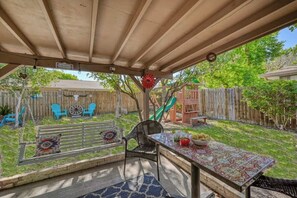 Outdoor dining - Kerrville Hidden Gem With Firepit and Grill - Great Location (Kerrville)