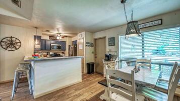 Huis, meerdere bedden, patio (811 Lloyd Dr) | Dineren