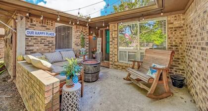 Kerrville Hidden Gem With Firepit and Grill - Great Location
